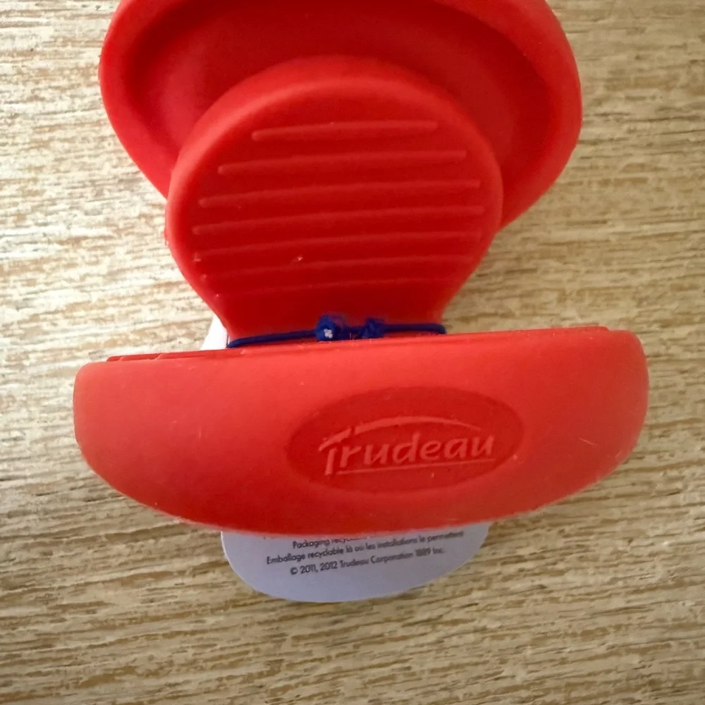Trudeau Red Pinch Grip